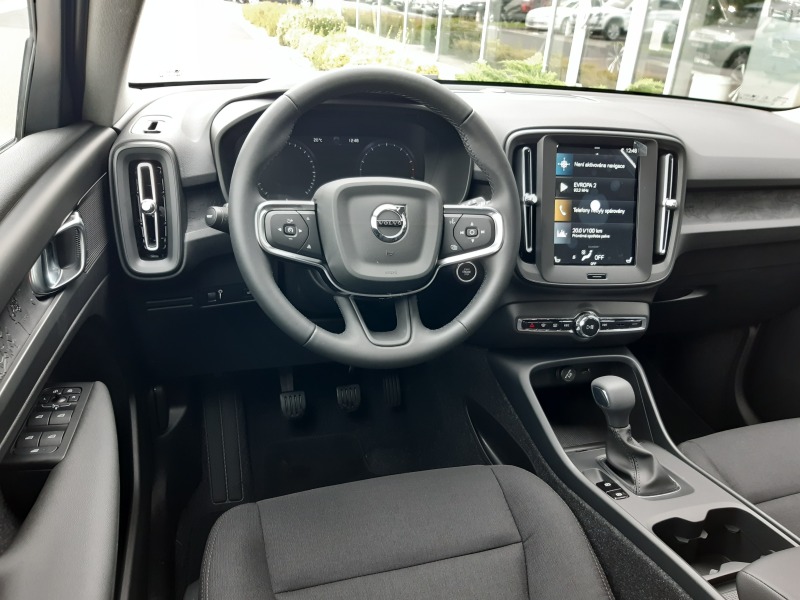 Volvo XC40 MOMENTUM CORE