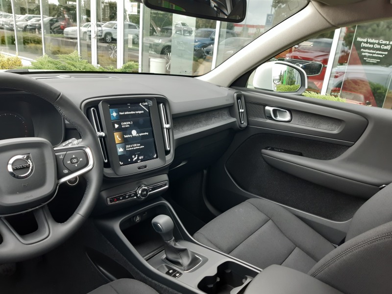 Volvo XC40 MOMENTUM CORE