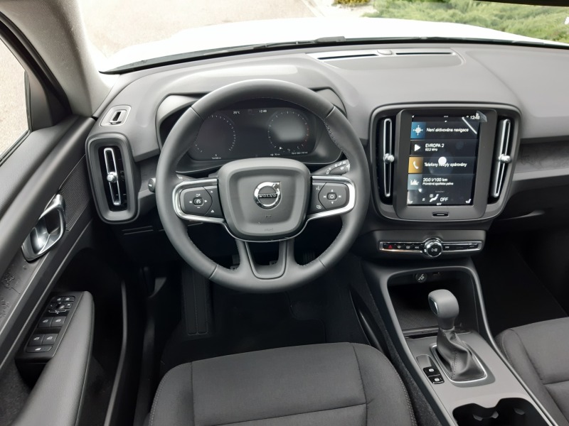 Volvo XC40 MOMENTUM CORE