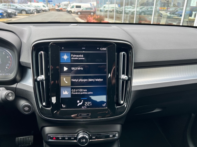 Volvo XC40 MOMENTUM
