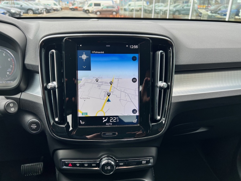 Volvo XC40 MOMENTUM