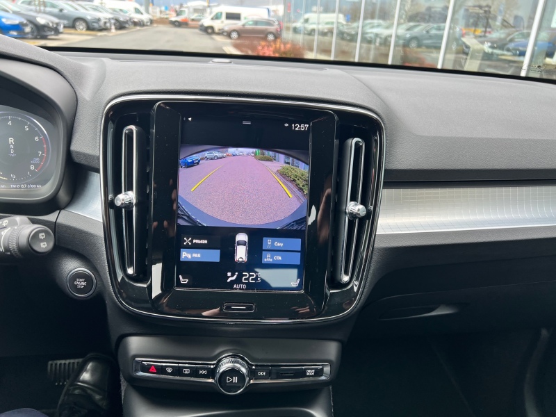 Volvo XC40 MOMENTUM