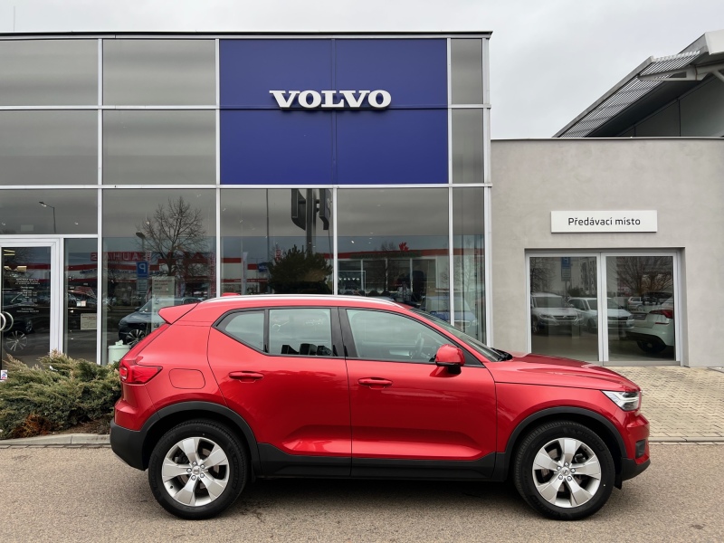Volvo XC40 MOMENTUM