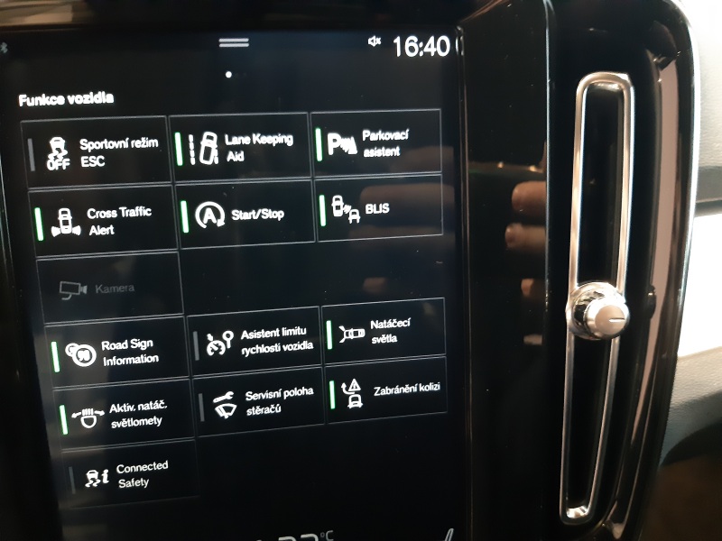Volvo XC40 MOMENTUM