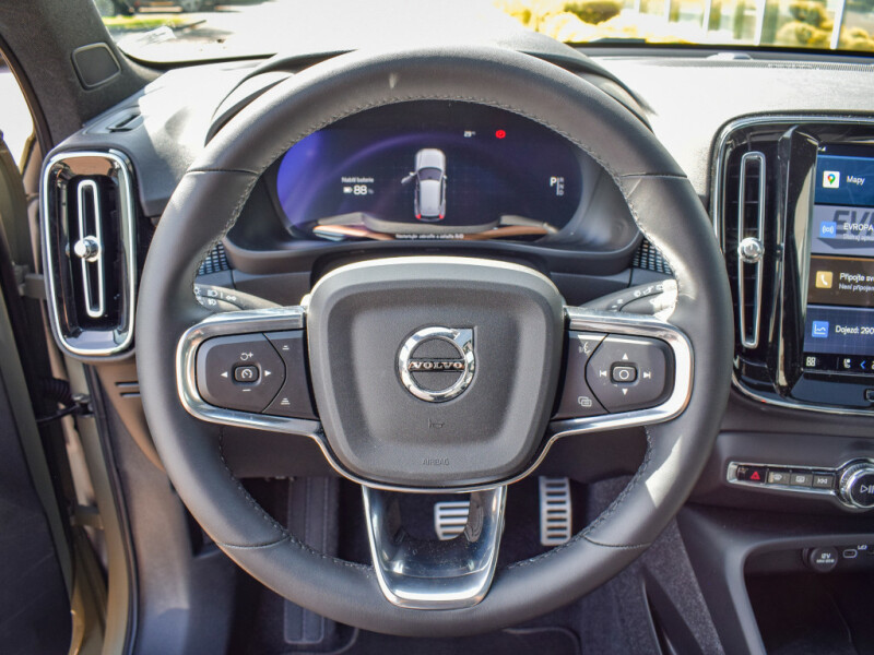 Volvo XC40 RECHARGE PRO 4x4, dodání září 2022