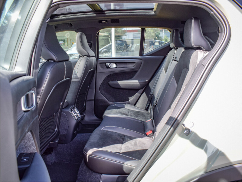 Volvo XC40 RECHARGE PRO 4x4, dodání září 2022